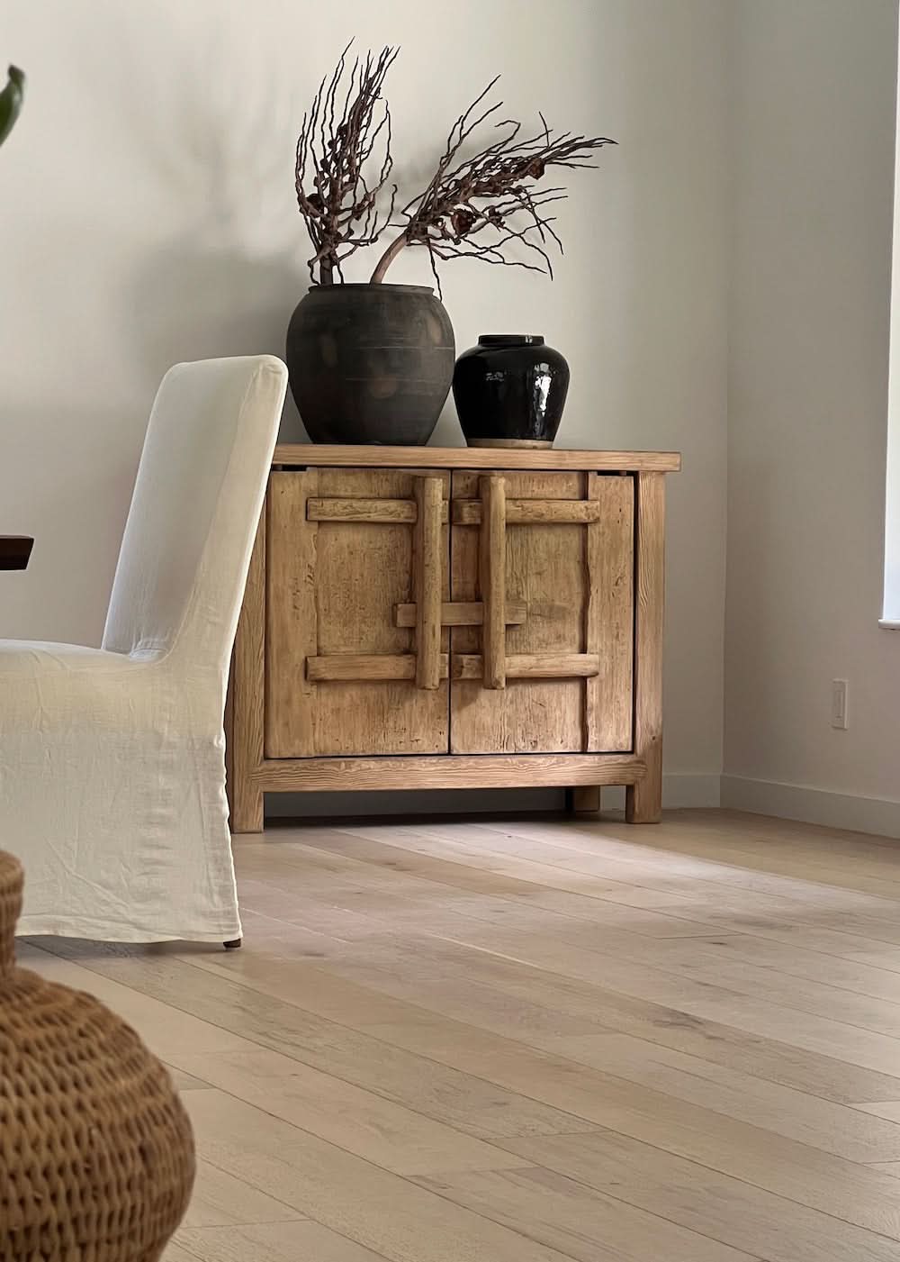 Gabinete de olmo de dos puertas